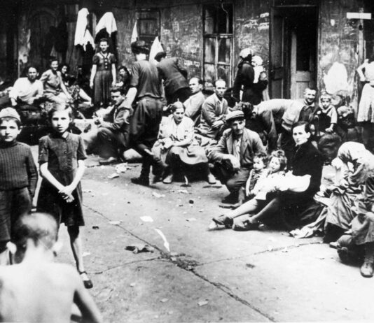 Juden fliehen aus der Stadt Kielce in Polen am 6. Juli 1946. Foto Yad Vashem Fotoarchiv 4613/1048