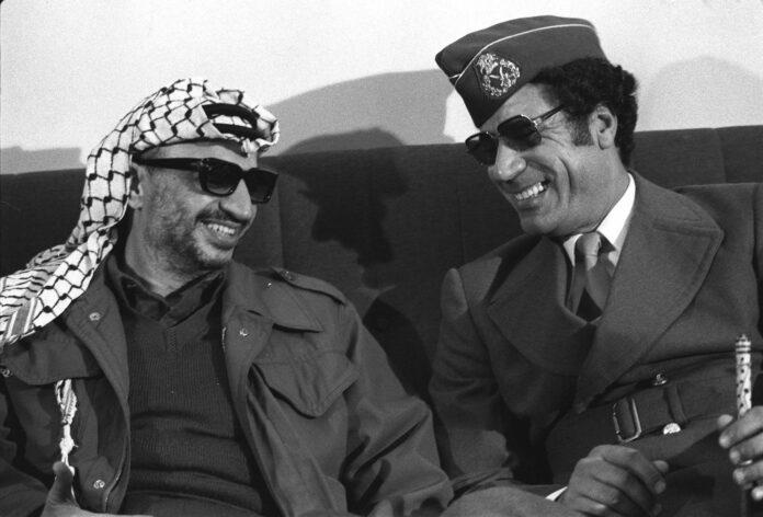 PLO-Führer Yassir Arafat (li.) und Staatschef Muammar Al Gaddafi (Libyen) am Rande der Anti-Sadat-Konferenz in Tripolis - Libyen im September 1977. Foto IMAGO / Sven Simon