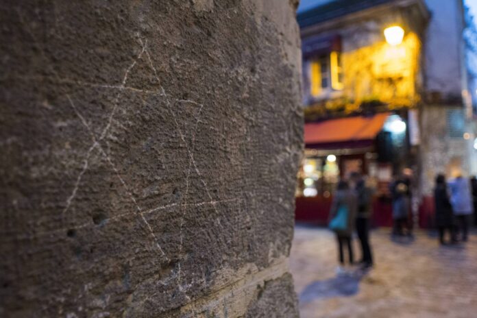 Davidstern eingeritzt in einen Mauerstein im jüdischen Marais Viertel in Paris. Foto IMAGO / Kolvenbach