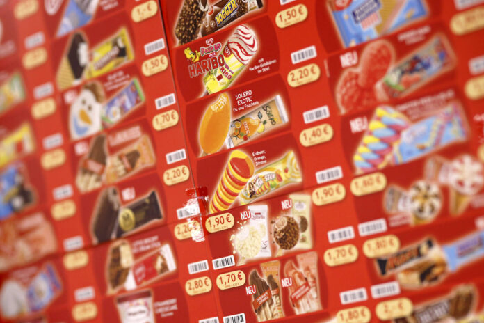 Symbolbild. Eine Eistafel an einem Kiosk. Foto IMAGO / Future Image
