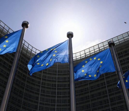 Flaggen der Europäischen Union wehen vor dem EU-Hauptquartier in Brüssel, Belgien, 21. Mai 2021. Foto IMAGO / Xinhua