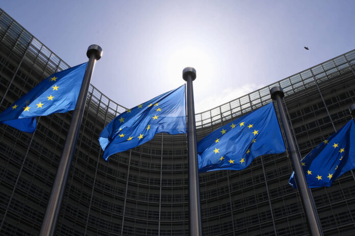 Flaggen der Europäischen Union wehen vor dem EU-Hauptquartier in Brüssel, Belgien, 21. Mai 2021. Foto IMAGO / Xinhua