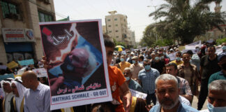 Palästinensische Mitarbeiter des Hilfswerks der Vereinten Nationen (UNRWA) nehmen an einem Protest teil und fordern den Abgang von Matthias Schmale, dem UNRWA-Einsatzleiter für den Gaza-Streifen am Montag, 31. Mai 2021. Foto IMAGO / UPI Photo