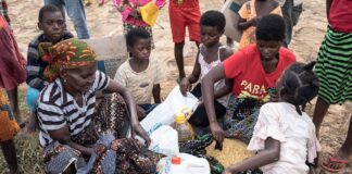 Nahrungsmittelverteilung durch das World Food Program im Nordosten von Mosambik wo Al-Shabab-Dschihadisten, die seit 2019 dem "Islamischen Staat" angehören, mehr als 2.800 Menschen getötet haben. Foto IMAGO / Le Pictorium