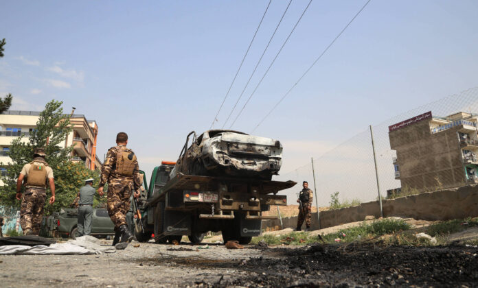 Mitglieder der afghanischen Sicherheitskräfte inspizieren ein beschädigtes Fahrzeug in Kabul am 20. Juli 2021. Mehrere Raketen wurden am Dienstag auf den Präsidentenpalast in Kabul abgefeuert, trafen aber das Ziel nicht. Foto IMAGO / Xinhua