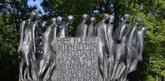 Eine Prozession ausgemergelter Körper mit gesichtslosen Köpfen - mit dem "Todesmarsch von Dachau" setzte der deutsche Bildhauer Hubertus von Pilgrim den Opfern der Nazi-Diktatur ein bleibendes Denkmal. Foto High Contrast, CC BY 3.0 de, https://commons.wikimedia.org/w/index.php?curid=22496364
