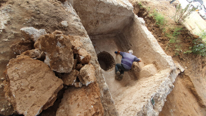 Freilegung einer antiken Weinpresse in Ramat Hasharon. Foto Yoli Schwartz/Israelische Altertumsbehörde