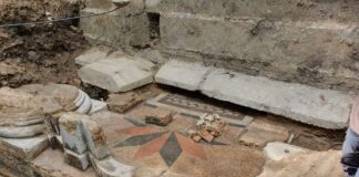 Ausgrabung an der Grossen Synagoge von Vilna. Zu sehen ist der dekorative Terazzo-Boden. Foto Jon Seligman, Israelische Altertumsbehörde