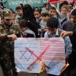 Palästinensische Kinder protestieren am 19. Dezember 2017 vor dem Hauptsitz des Hilfswerk der Vereinten Nationen für Palästina-Flüchtlinge im Nahen Osten (UNRWA) in Gaza. Foto IMAGO / ZUMA Wire