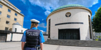 Symbolbild. Polizeischutz Synagoge Düsseldorf. Foto IMAGO / Michael Gstettenbauer