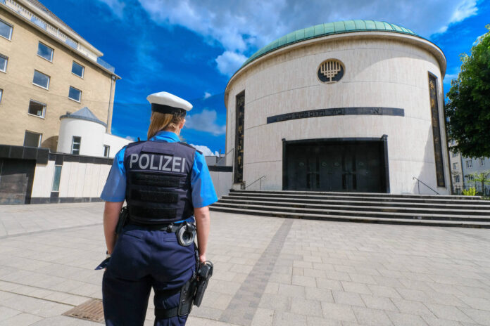 Symbolbild. Polizeischutz Synagoge Düsseldorf. Foto IMAGO / Michael Gstettenbauer