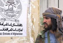 Taliban-Kämpfer steht Wache, bevor der Taliban-Sprecher Zabihullah Mudschahid zu seiner ersten Pressekonferenz in Kabul, Afghanistan, am Dienstag, 17. August 2021, eintrifft. Foto IMAGO / UPI Photo