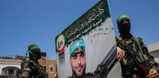 Mitglieder der Al-Qassam-Brigaden der Terrororganisation Hamas nehmen an einer Parade anlässlich der Beerdigung von Osama Deeij teil, der an den Folgen einer Verwundung starb, die er letzte Woche bei Ausschreitungen am Grenzzaun zwischen Israel und Gaza erlitten hatte. 25.08.2021. Foto IMAGO / ZUMA Wire