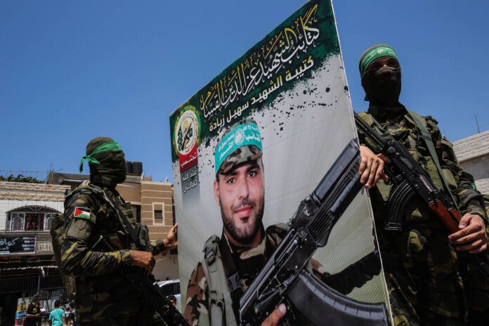 Mitglieder der Al-Qassam-Brigaden der Terrororganisation Hamas nehmen an einer Parade anlässlich der Beerdigung von Osama Deeij teil, der an den Folgen einer Verwundung starb, die er letzte Woche bei Ausschreitungen am Grenzzaun zwischen Israel und Gaza erlitten hatte. 25.08.2021. Foto IMAGO / ZUMA Wire