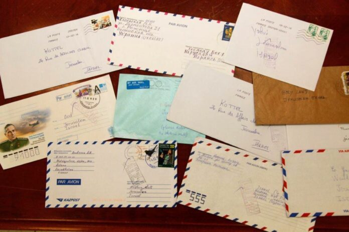 An Gott adressierte Briefe in Jerusalem. Die israelische Post erhält jedes Jahr etliche Briefe aus der ganzen Welt, die an Gott adressiert sind. Foto Government Press Office