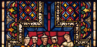 Im sogenannten Älteren Bibelfenster des Kölner Domes sind einige Protagonisten in der früher für Juden vorgeschriebenen Kleidung zu sehen. Foto © Hohe Domkirche zu Köln / Dombauhütte / Glasrestaurierungswerkstatt