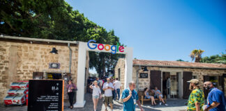 Google-Logo auf dem DLD Tel Aviv Innovation Festival, Israels grösster jährlicher Startup-Veranstaltung, am Jaffa-Bahnhof in Tel Aviv Jaffa. DLD (Digital Life Design) ist eine globale Organisation mit Sitz in Tel Aviv. Foto Kobi Richter/TPS