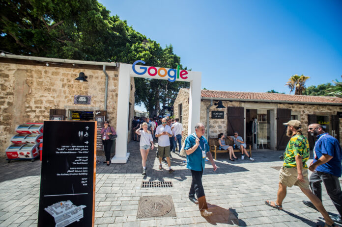 Google-Logo auf dem DLD Tel Aviv Innovation Festival, Israels grösster jährlicher Startup-Veranstaltung, am Jaffa-Bahnhof in Tel Aviv Jaffa. DLD (Digital Life Design) ist eine globale Organisation mit Sitz in Tel Aviv. Foto Kobi Richter/TPS
