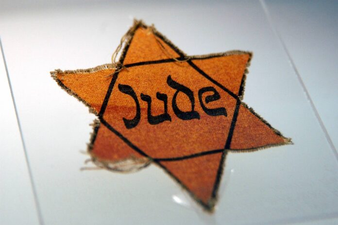 Judenstern aus der Zeit des Nationalsozialismus ausgestellt im ehemaligen Konzentrationslager Sachsenhausen. Foto IMAGO / Schöning