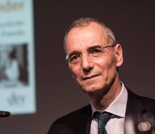Der Autor und Historiker Prof. Dr. Dr. Wolffsohn anlässlich einer Lesung. Foto IMAGO / Uwe Steinert