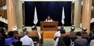 Taliban-Sprecher Zabihullah Mujahid (hinten) spricht während einer Pressekonferenz in Kabul, Afghanistan, 7. September 2021. Foto IMAGO / Xinhua