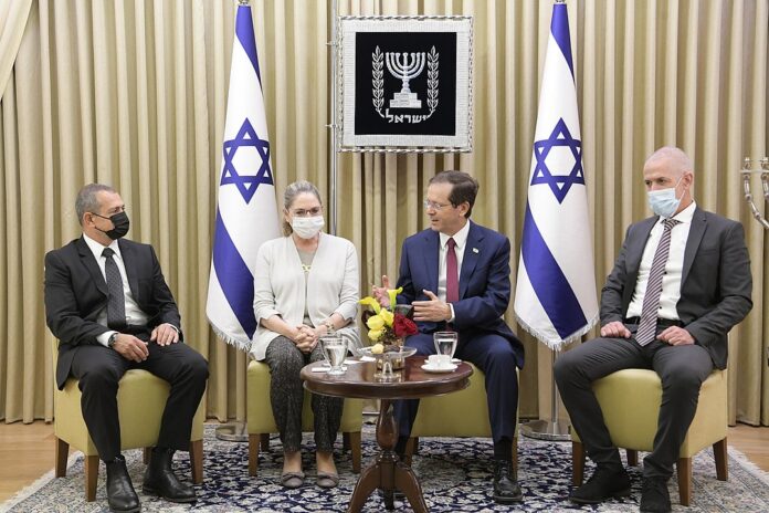 Der israelische Staatspräsident Isaac Herzog empfängt den scheidenden Leiter des Shin Bet, Nadav Argaman, und den neuen Leiter des Shin Bet, Ronen Bar. Mittwoch, 13. Oktober 2021. Foto Amos Ben Gershom / GPO.