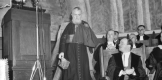 Ehrendoktorwürde für Kardinal Tisserant in Nijmegen am 8 Juli 1952. Foto Nationaal Archief http://proxy.handle.net/10648/a8fcb650-d0b4-102d-bcf8-003048976d84, CC0, https://commons.wikimedia.org/w/index.php?curid=65061599