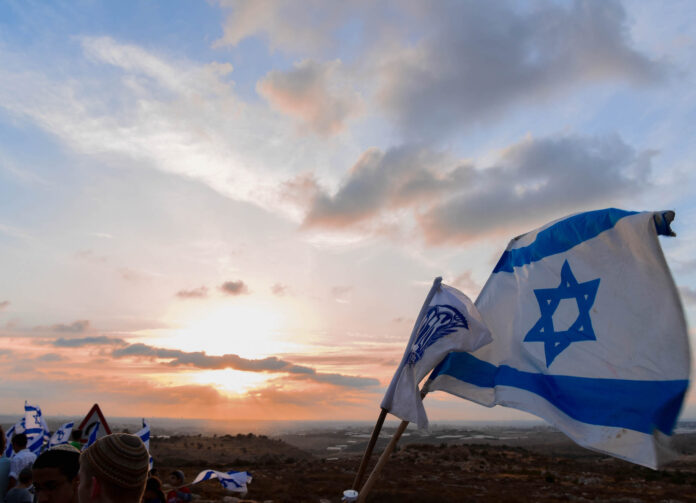 Die israelische Flagge bei Sonnenuntergang anlässlich des Jerusalem-Tages am 25. Mai 2017. Foto Rina Gerashi-Levi/TPS