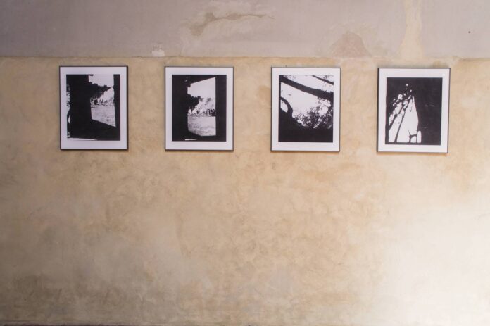 Der deutsche Maler Gerhard Richter präsentierte sein Werk in Prag am 20. August 2017. Auf dem Foto sind Fotografien zu sehen, die im Konzentrationslager Birkenau von den Häftlingen selbst aufgenommen wurden und auf denen die Gemälde von Richters Birkenau-Serie basieren. Foto IMAGO / CTK Photo