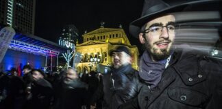 Symbolbild. Chanukka-Fest mit Eröffnungsfeier des Neuen Jüdischen Zentrums Chabad, Opernplatz, Frankfurt am 17.12.2017. Foto IMAGO / Michael Schick