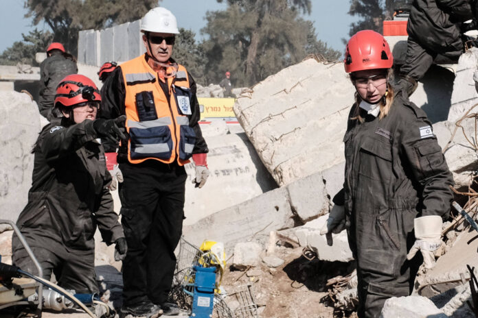 Israelische Ersthelfer üben die Folgen eines schweren Erdbebens in einem städtischen Gebiet im Rahmen der 6. Internationalen Konferenz für Notfallvorsorge und -reaktion (IPRED VI). Foto IMAGO / ZUMA Wire