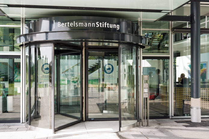 Eingang der Hauptverwaltung der Bertelsmann Stiftung in Gütersloh. Foto IMAGO / epd