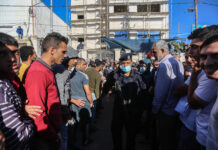 Tausende Palästinenser versammeln sich vor der Handelskammer in Deir al-Balah, einer Stadt im Zentrum des Gazastreifens, um eine Arbeitserlaubnis in Israel zu beantragen. 07.10.2021. Foto IMAGO / ZUMA Wire