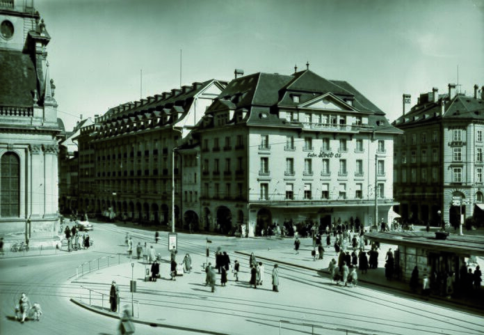 Aussenansicht des Loeb Warenhauses in Bern um 1950. Foto Loeb AG, CC BY-SA 4.0, https://commons.wikimedia.org/w/index.php?curid=40178708