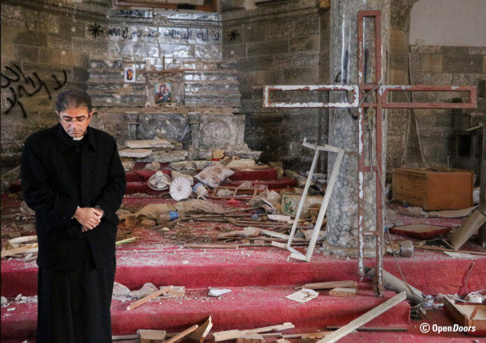 Der irakische Pastor George in einer vom IS zerstörten Kirche in Batnaya. Foto © Open Doors Deutschland e.V.