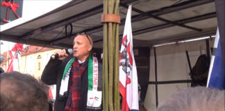 Ein Redner mit einer Palästina Fahne an der rechtsextremen Demonstration in Kalisz, Polen. Foto Screenshot Youtube / Spoko DW
