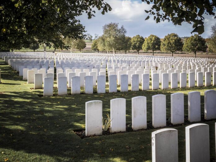 Grabsteine auf dem Hooge Krater Friedhof in Ypern, Belgien. Foto Imago/Juergen Schwarz