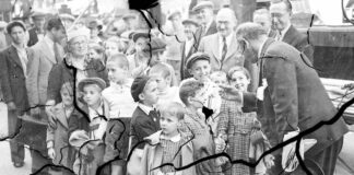 Das erste Kontingent polnischer Flüchtlingskinder von der polnisch-deutschen Grenze verlässt die SS Warszawa in Mark Brown's Wharf, Tooley Street, London. Die Flüchtlingskinder erhalten bei ihrer Ankunft Anweisungen von einem Beamten. 29. August 1939, London Vereinigtes Königreich England Copyright: Topfoto / Foto IMAGO / United Archives International