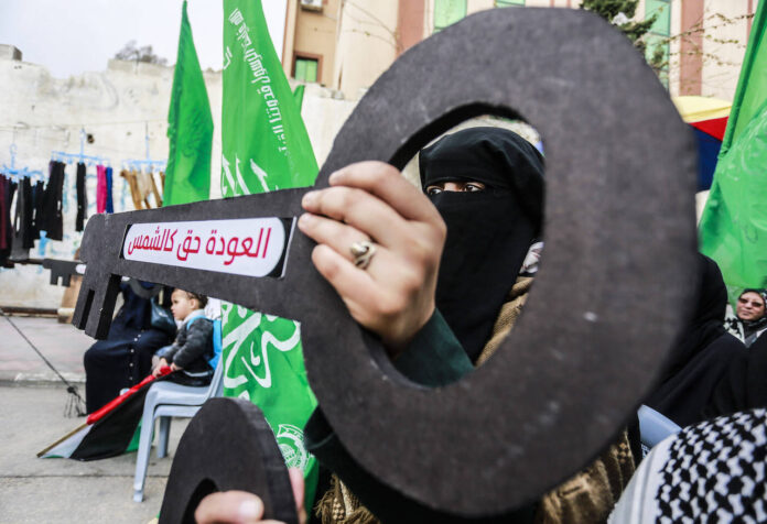 Palästinenser halten einen Schlüssel, der das Recht auf Rückkehr symbolisieren soll. Foto IMAGO / ZUMA Wire