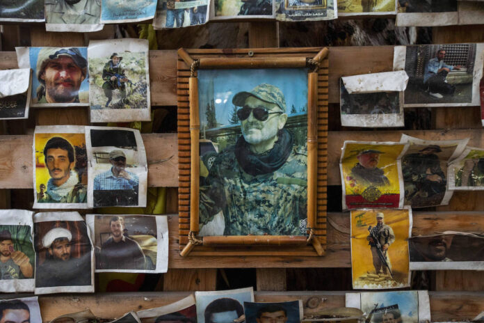 Symbolbild. Eine Wand mit Bildern von Hisbollah-