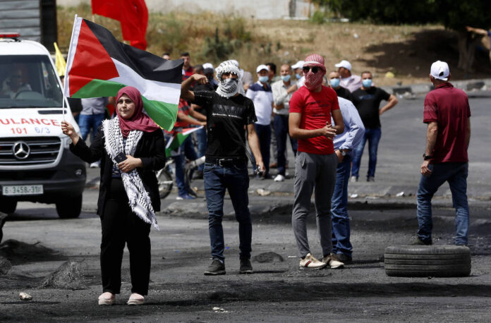 Palästinensische Demonstranten stossen nach Demonstrationen zur Unterstützung von Sheikh Jarrah mit israelischen Sicherheitskräften zusammen. Foto IMAGO / ZUMA Wire