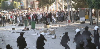 Die Sicherheitskräfte der Palästinensischen Autonomiebehörde feuern Tränengas auf Demonstranten in der Stadt Ramallah im Westjordanland am 26. Juni 2021 während einer Kundgebung, bei der der Rücktritt von Präsident Mahmoud Abbas nach dem Tod des politischen Aktivisten Nizar Banat in Gewahrsam der PA gefordert wurde. Foto IMAGO / Kyodo News