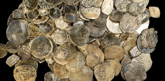 Ein Schatz mit Münzen aus der Mamlukenzeit, der kürzlich in einem Schiffswrack vor der Küste von Caesarea entdeckt wurde. Foto Dafna Gazit/Israelische Altertumsbehörde