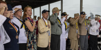 Überlebende von Pearl Harbor und Veteranen des Zweiten Weltkriegs sowie Angehörige und Freunde gedenken am 80. Jahrestag des japanischen Angriffs auf den Militärstützpunkt in der Nähe von Honolulu am 7. Dezember 1941 der Opfer. Foto U.S. Navy/Kelby Sanders