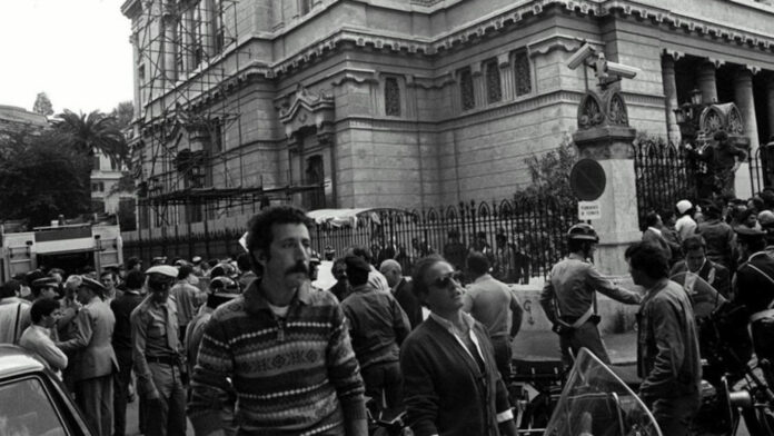 Der Anschlag vom 9. Oktober 1982 auf die Grosse Synagoge in Rom war angekündigt worden, und dennoch wurde an diesem Tag nicht nur die Wachsamkeit nicht erhöht, sondern auch der einzige diensthabende Polizeiwagen weggeschickt. Foto romaebraica.it