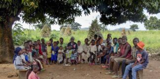 Nach einem Überfall von Fulani Viehhirten im April 2020 müssen sich die Christen aus der Gemeinde von Pastor Jeremiah unter einem Baum treffen. Foto Open Doors Deutschland e.V.