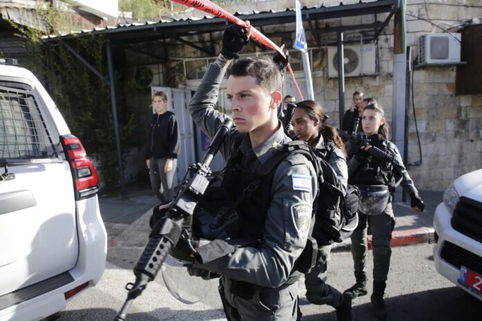 Einsatz von israelischen Polizisten am Ort des Attentats im Jerusalemer Viertel Shimon HaTzadik (Sheik Jarach) am 8. Dezember 2021. Foto Shalev Shalom/TPS