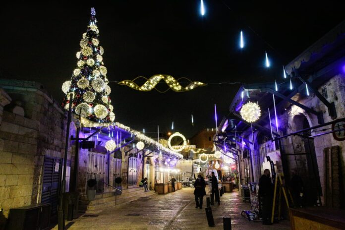 Weihnachtsbeleuchtung in den Strassen von Jerusalem, 14. Dezember 2021. Foto Shalev Shalom/TPS