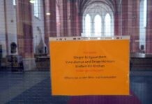 Symbolbild. Information an einer katholischen Kirche in der Innenstadt von Euskirchen. Foto IMAGO / Hermann J. Knippertz
