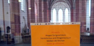 Symbolbild. Information an einer katholischen Kirche in der Innenstadt von Euskirchen. Foto IMAGO / Hermann J. Knippertz